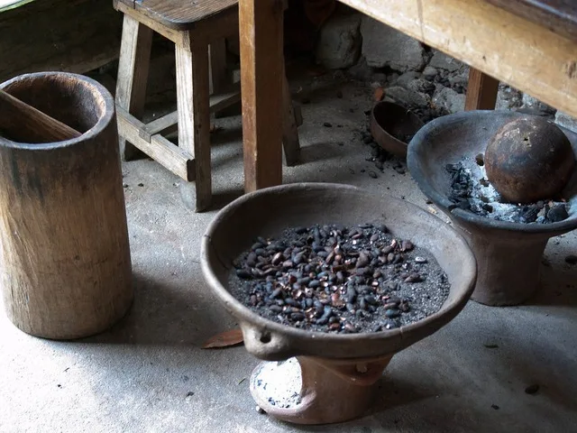 Pörkölt kakaóbab hagyományos agyagtálban, a bean-to-bar csokoládégyártás nyersanyaga