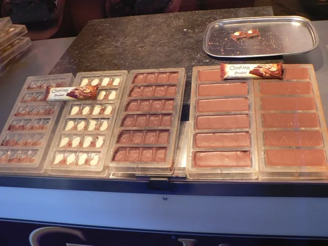 Praliné és táblás csokoládé öntőformák sora egy manufaktúrában